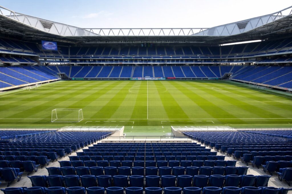 パナソニックスタジアム吹田の座席をエリア別に比較し、家族・ひとり・カップル別の選び方と雨対策、座席表活用術まで分かる